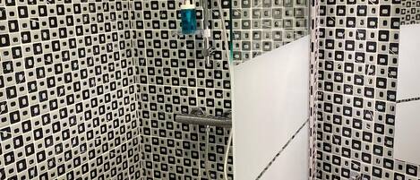 Douche, séchoir à cheveux, serviettes fournies, papier de toilette