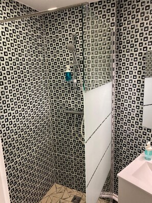 Dusche, Haartrockner, Handtücher, Toilettenpapier