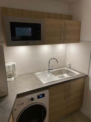 Réfrigérateur, micro-ondes, plaque de cuisson, lave-vaisselle