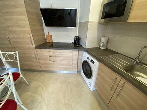 Een koelkast, een microgolfoven, een kookplaat, een vaatwasser