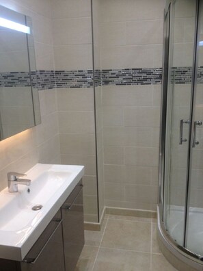 Baignoire, sèche-cheveux, serviettes fournies, papier toilette