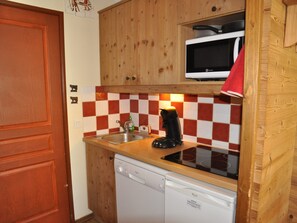 ثلاجة، ميكروويف، غسالة أطباق