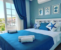 Minibar, decoración personalizada, muebles diferentes y escritorio 