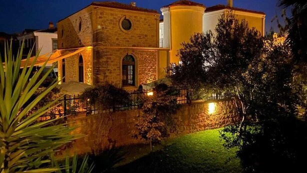 A historic building with stone walls and a courtyard. - Zarbalı Cunda (Ayvalik)