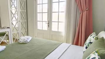 Minibar, decoración personalizada, muebles diferentes y escritorio