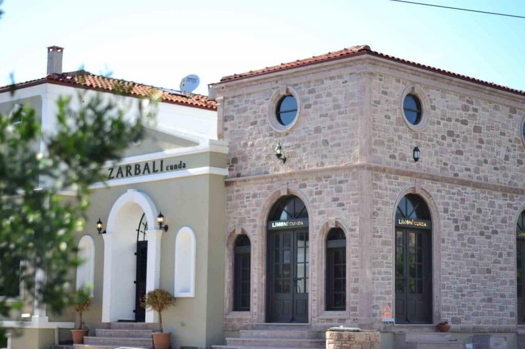 Un edificio con fachada de piedra, ventanas arqueadas y un cartel que dice "ZARBALI".