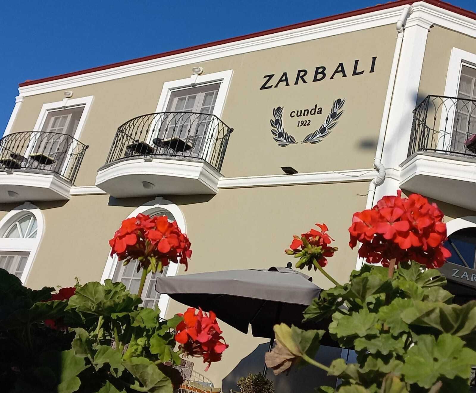 Un edificio con el nombre 'ZARBALI' y la fecha '1922' en su fachada.