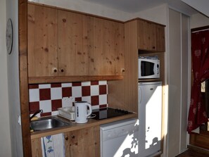 Jääkaappi, mikroaaltouuni, uuni, astianpesukone