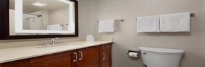 Combined shower/bathtub, towels