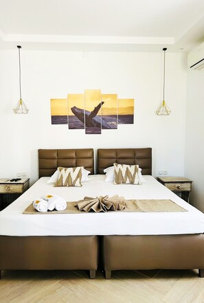 Caja de seguridad en la habitación y tabla de planchar con plancha 