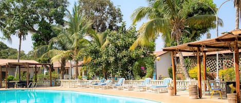 Piscine extérieure, parasols de plage, chaises longues