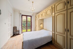 3 bedrooms, iron/ironing board, travel crib, free WiFi