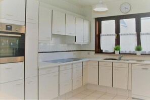 Réfrigérateur, un four, surface de cuisson, lave-vaisselle