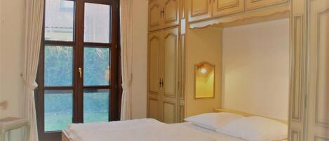 3 bedrooms, iron/ironing board, free WiFi