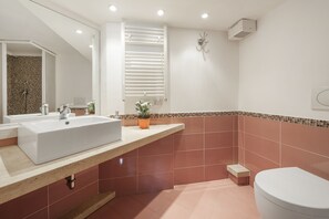 A modern bathroom with a large sink, a toilet, and a shower area. - Inviting 3-bed Apartment in Roma 4mins to Colosseo (Rome)