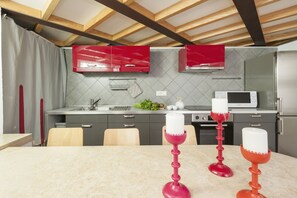 Apartment, Multiple Beds | Private kitchen | Fridge, microwave, oven, stovetop - Inviting 3-bed Apartment in Roma 4mins to Colosseo (Rome)