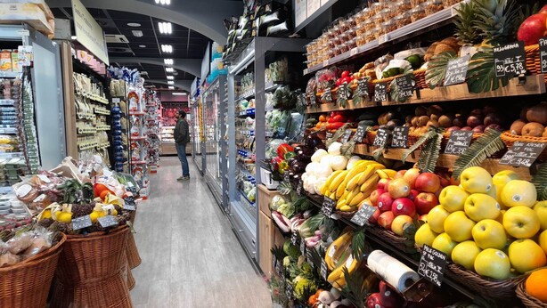 A grocery store aisle with various fruits and vegetables on display. - Inviting 3-bed Apartment in Roma 4mins to Colosseo (Rome)