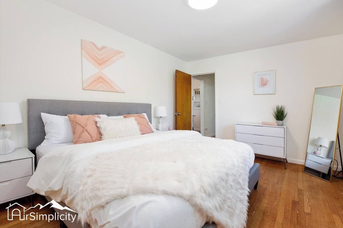 4 habitaciones, tabla de planchar con plancha y cuna de viaje 