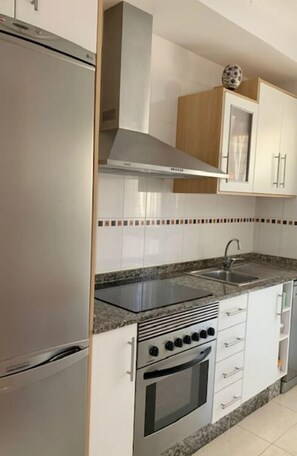 Een magnetron, een oven, een kookplaat, een vaatwasser