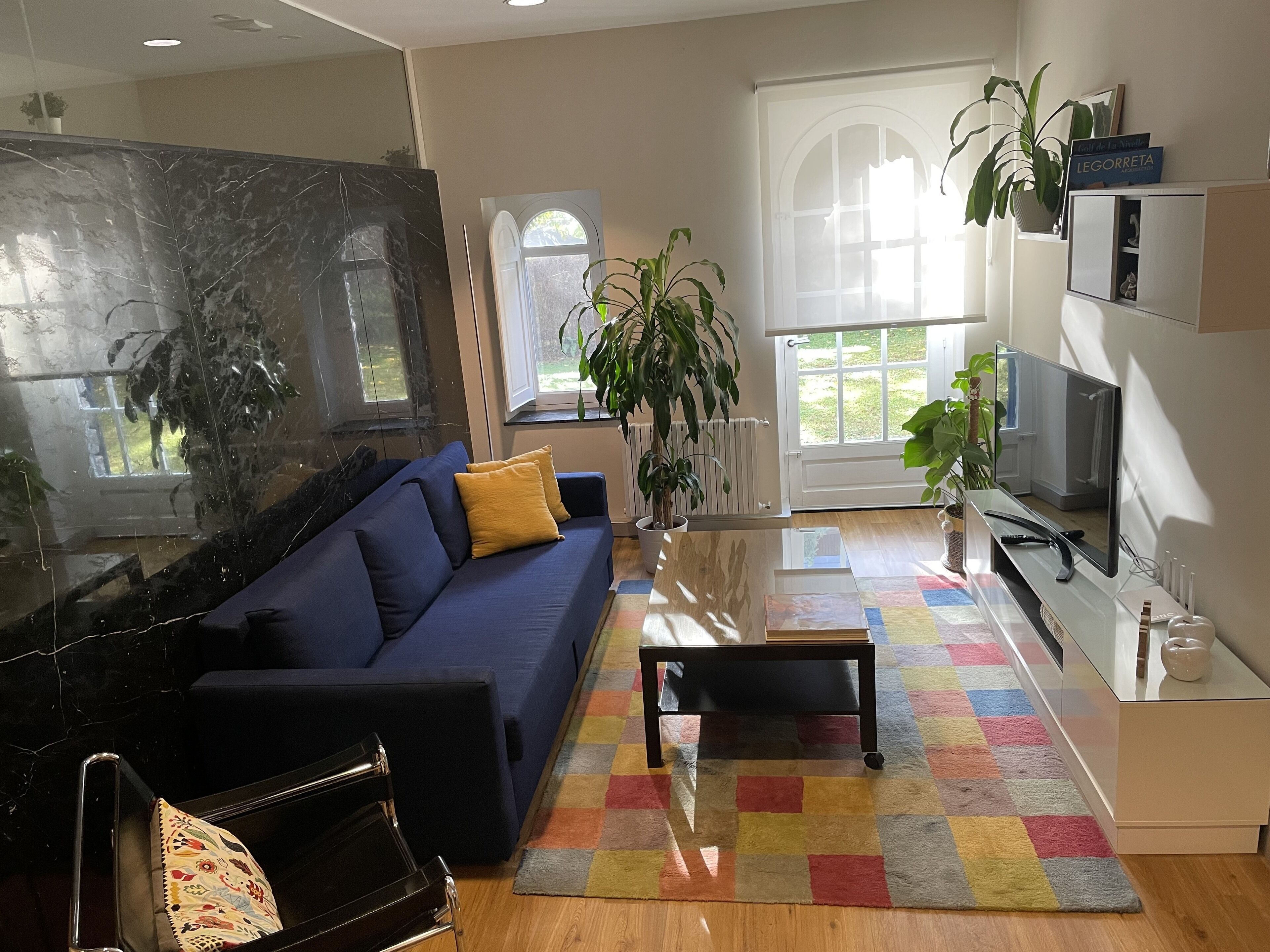 Premium suite | Woonruimte | Een 52-inch smart-tv met satellietzenders, televisie en Netflix