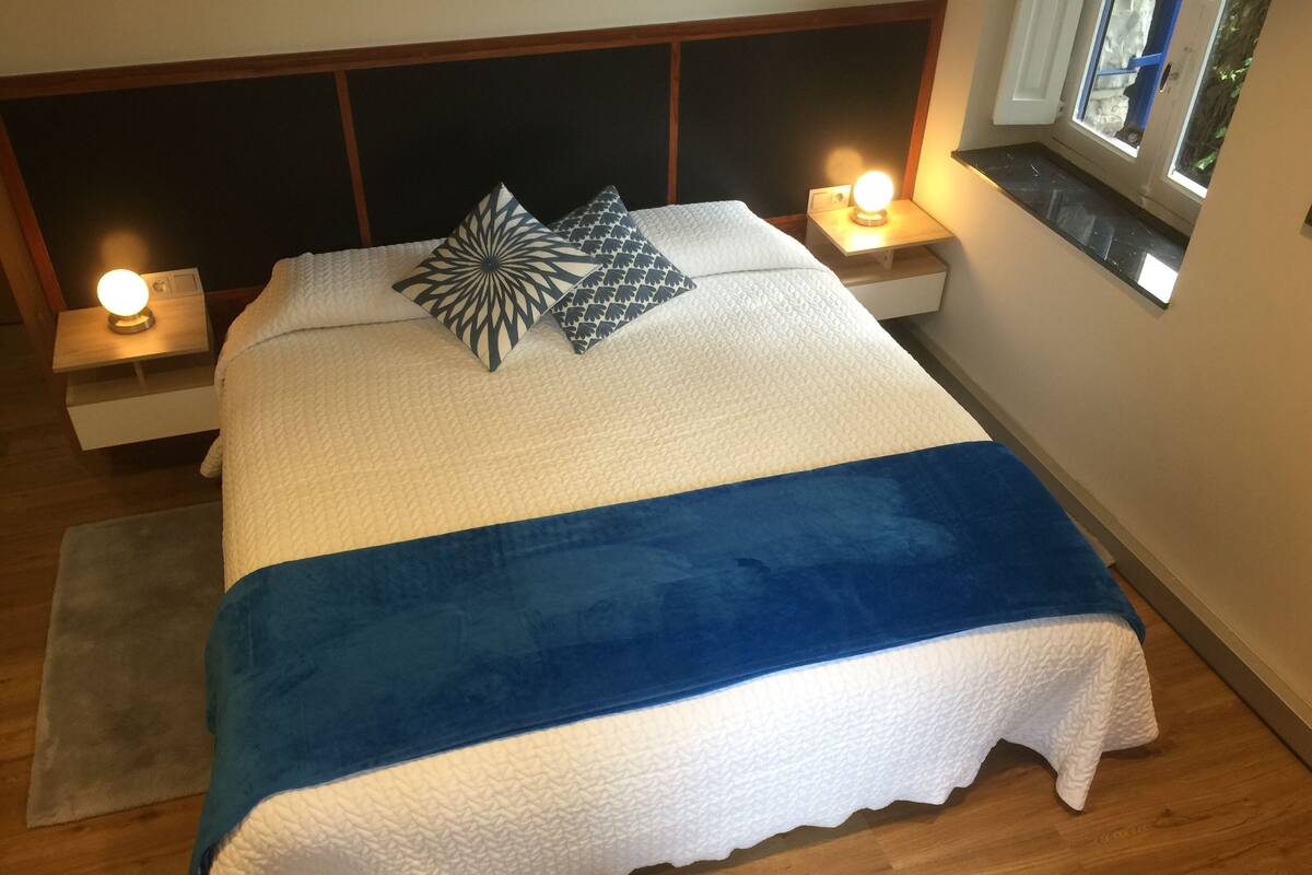 Deluxe Suite | 1 bedroom, down comforters, WiFi (free), bed sheets