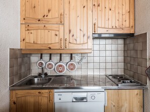 Réfrigérateur, micro-ondes, lave-vaisselle, cafetière/bouilloire