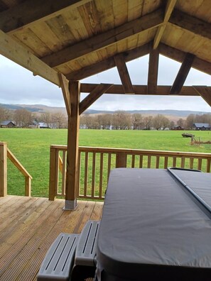 Terrace/patio - Charming log cabin with stunning views over Loch Awe. Electric hot tub (Dalavich, Taynuilt)