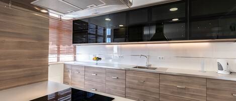 Een koelkast, een microgolfoven, een oven, een kookplaat