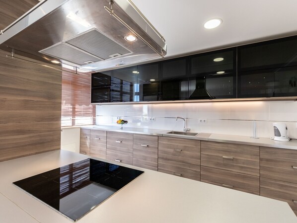 Kühlschrank, Mikrowelle, Ofen, Herdplatte