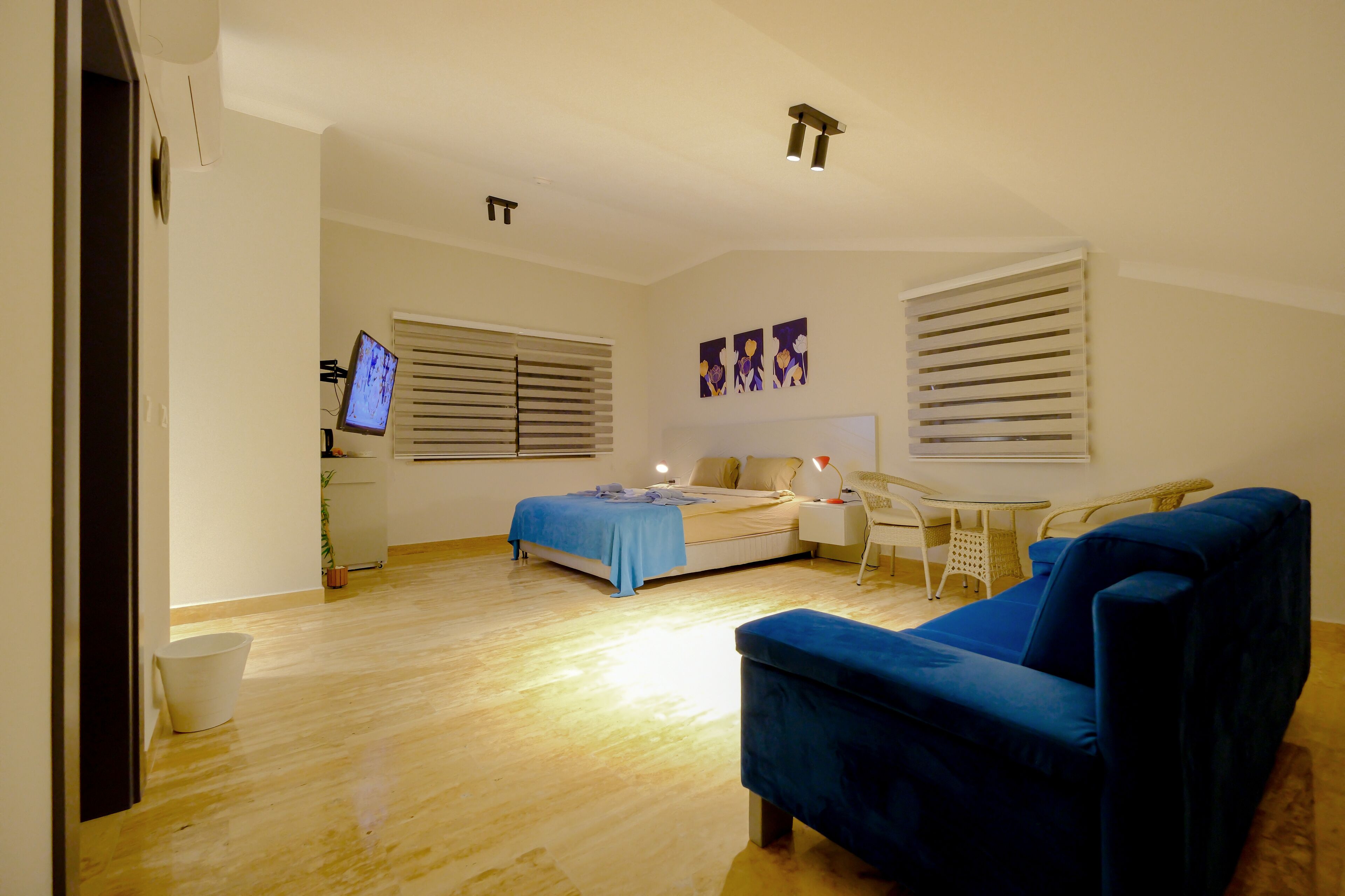 Een slaapkamer met een bed, een bureau, een stoel en een televisie.