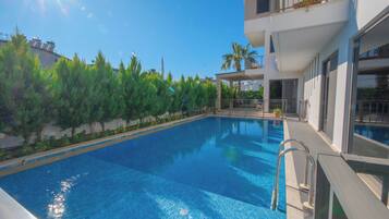 2 piscinas al aire libre, sombrillas, sillones reclinables de piscina