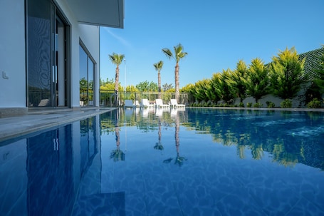 2 室外游泳池,10:00 至 22:00 开放,池畔遮阳伞,日光浴躺椅