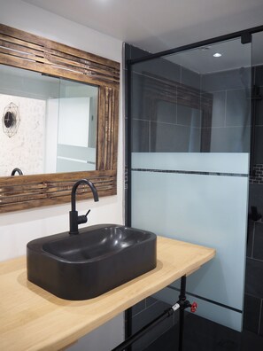 Dusche, Haartrockner, Handtücher, Seife