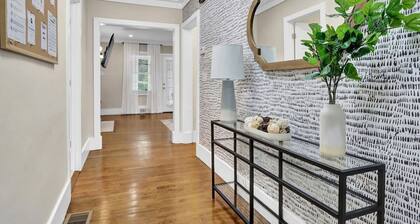 This house is a 5 bedroom(s), 5.5 bathrooms, located in Atlanta, GA.