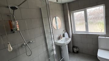 Chambre Double Ăconomique | Salle de bain | Douche, serviettes fournies