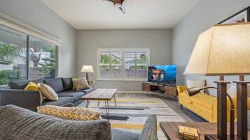 TV connectée, livres, écrans d'ordinateur, imprimantes