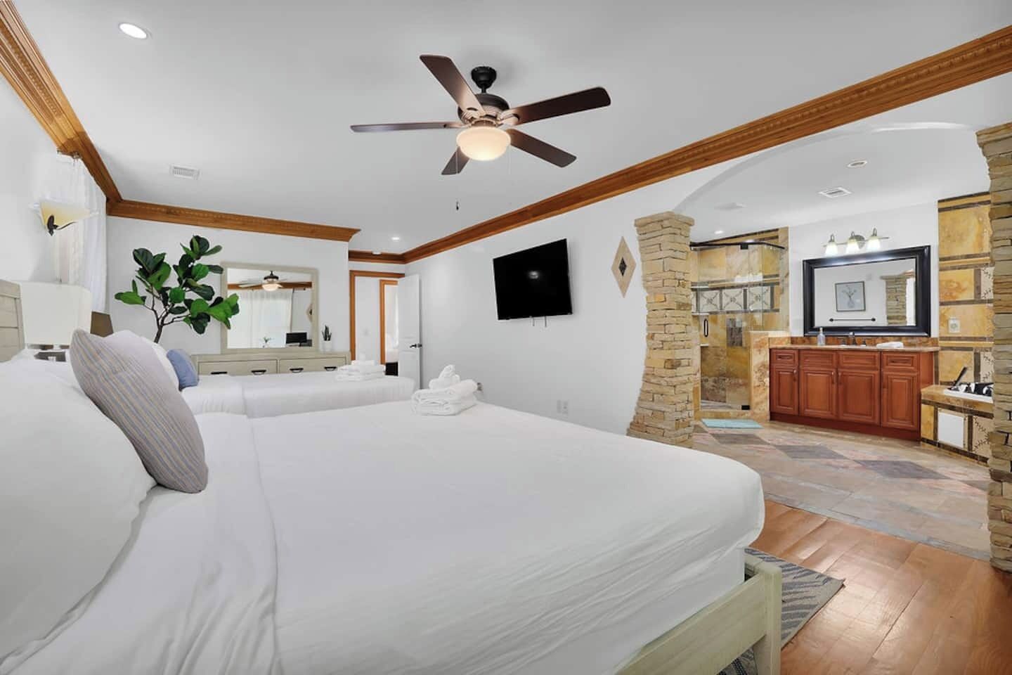 6 makuuhuonetta, työpöytä, silitysrauta/-lauta, vauvan matkasänky