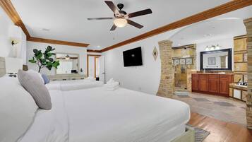 6 makuuhuonetta, työpöytä, silitysrauta/-lauta, vauvan matkasänky