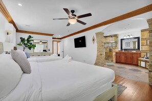 6 bedrooms, desk, iron/ironing board, travel crib