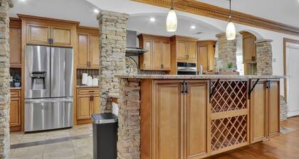 This house is a 6 bedroom(s), 4 bathrooms, located in Atlanta, GA.