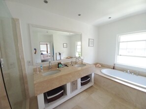 Bathtub, towels