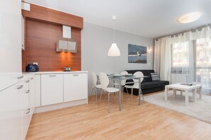 Leilighet, 1 soverom, balkong, ved stranden | Eget kjøkken | Mikrobølgeovn, kaffetrakter/tekoker, høy barnestol og kjøkkenutstyr