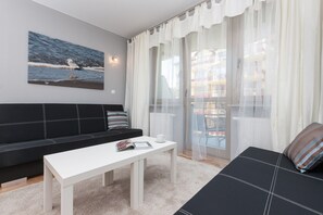 Leilighet, 1 soverom, balkong, ved stranden | Oppholdsrom