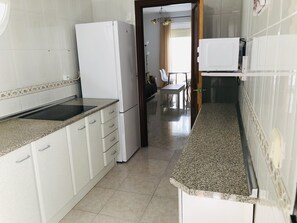Kühlschrank, Mikrowelle, Wasserkocher mit Kaffee-/Teezubehör, Toaster