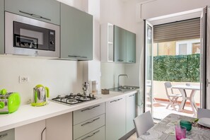 Refrigerador, horno, placa de cocina, tetera/pava eléctrica