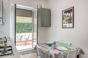 Dining - GuestHost - NEW APT! 1km from Central Station 'La Spezia' x4 (La Spezia)