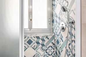 Regadera, secadora de cabello, bidet, papel de baño 