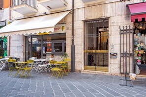 Outdoor dining - GuestHost - NEW APT! 1km from Central Station 'La Spezia' x4 (La Spezia)