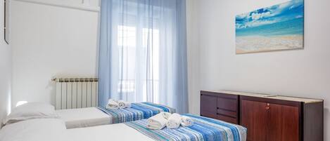 2 habitaciones, tabla de planchar con plancha, wifi y ropa de cama