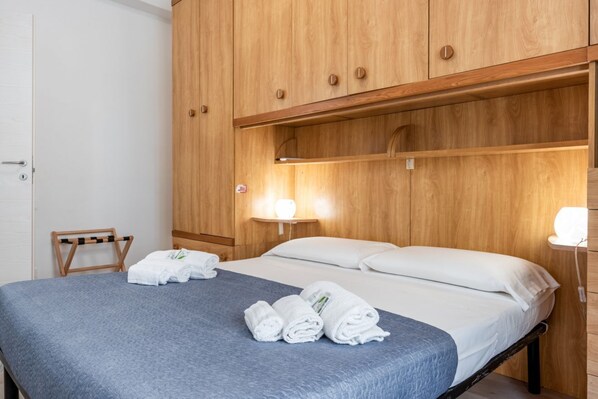 2 habitaciones, tabla de planchar con plancha, wifi y ropa de cama 